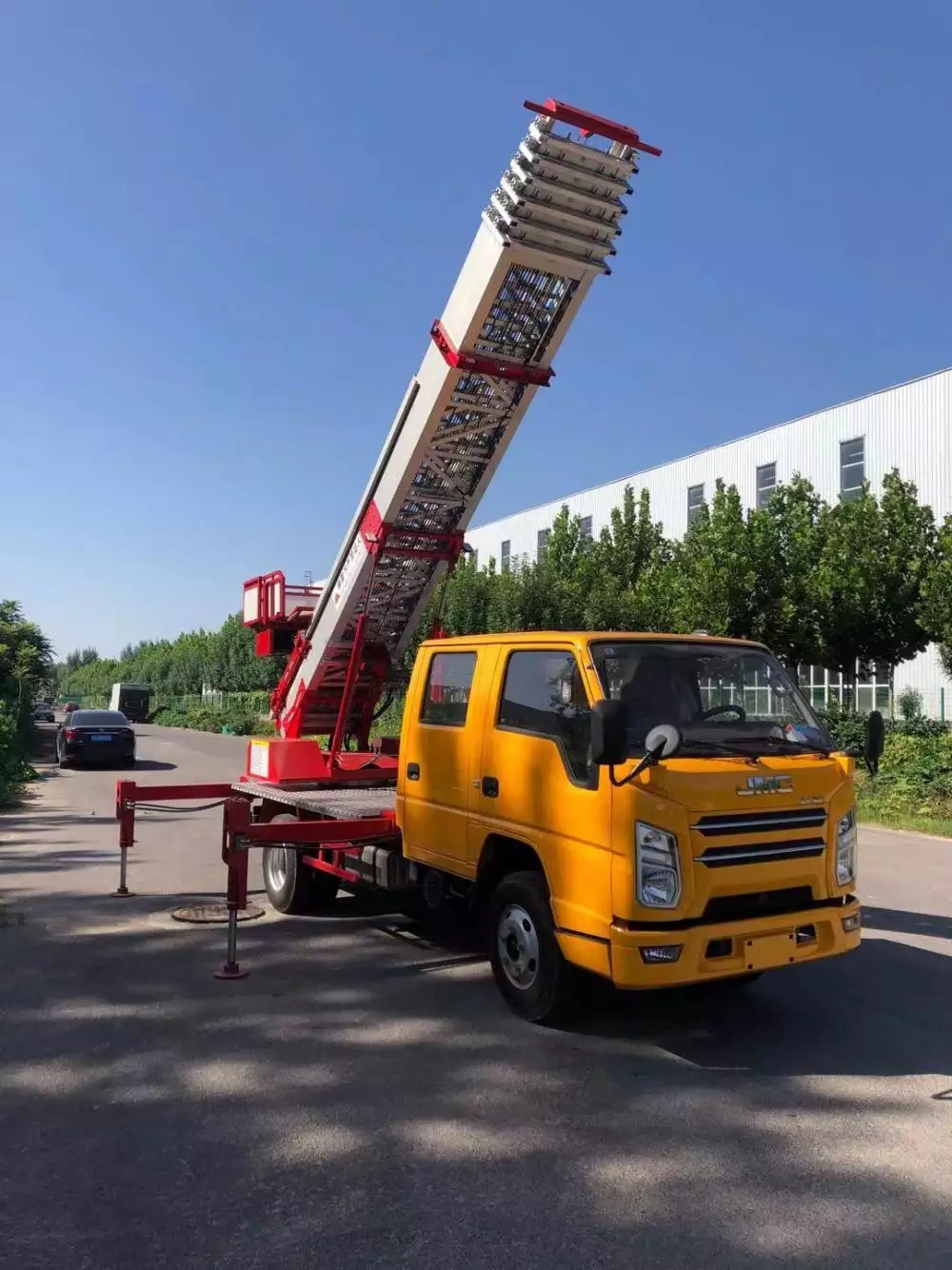 承德双桥附近的云梯车出租服务：轻松解决高空作业需求